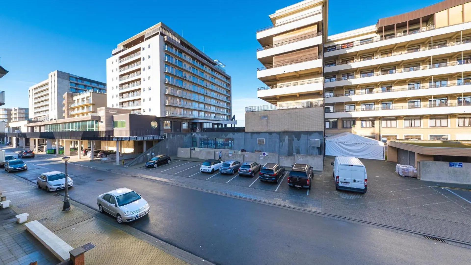 Renovated 2-Bedroom Apartment In Oostende 0*, Ostend